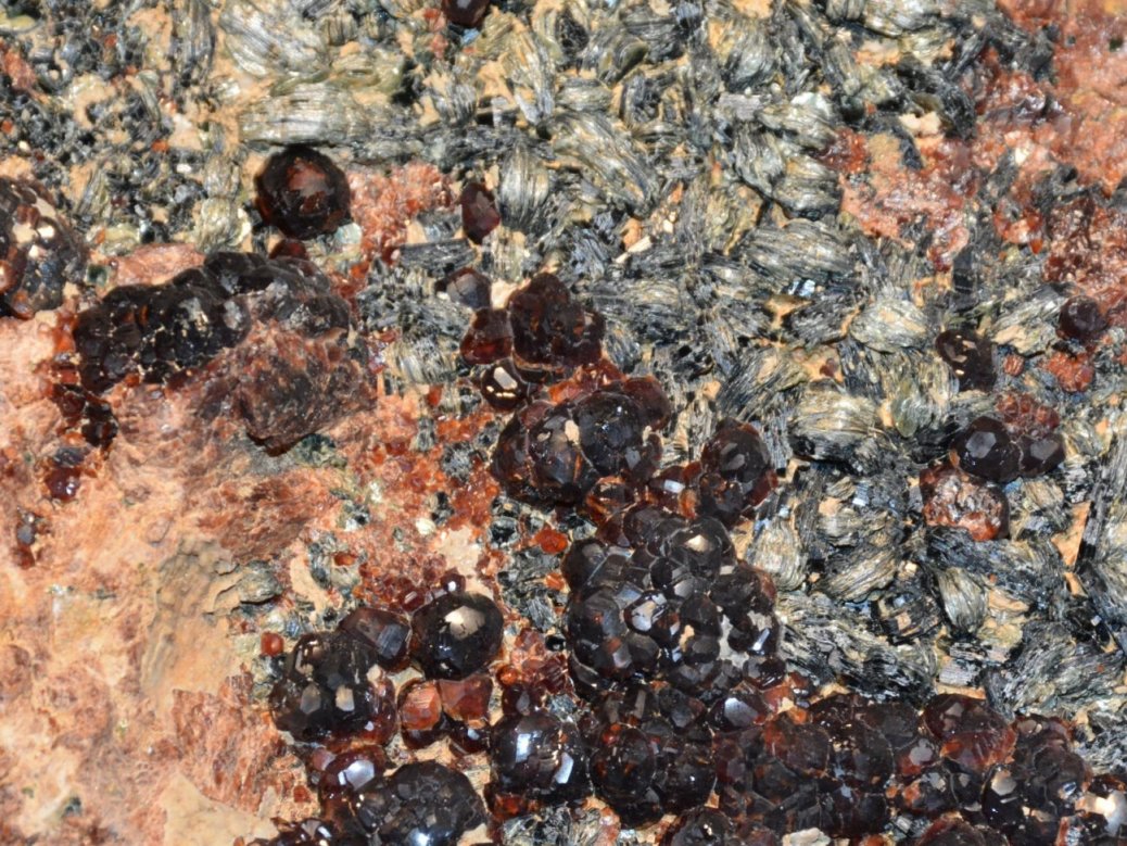 Identificazione minerale - granato e clorite in rodingite